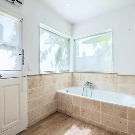 Superbe Avec Piscine & Sauna - Superbe Avec Piscine & Sauna Mae-2283 *